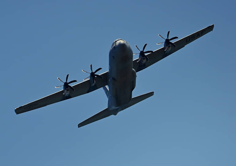 Самолет Lockheed C-130 Hercules совершает маневр на церемонии празднования