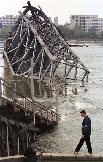 Мост через реку Дунай в Нови-Саде, разрушенный 1 апреля 1999 года