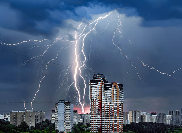 Москва. Молнии во время грозы 