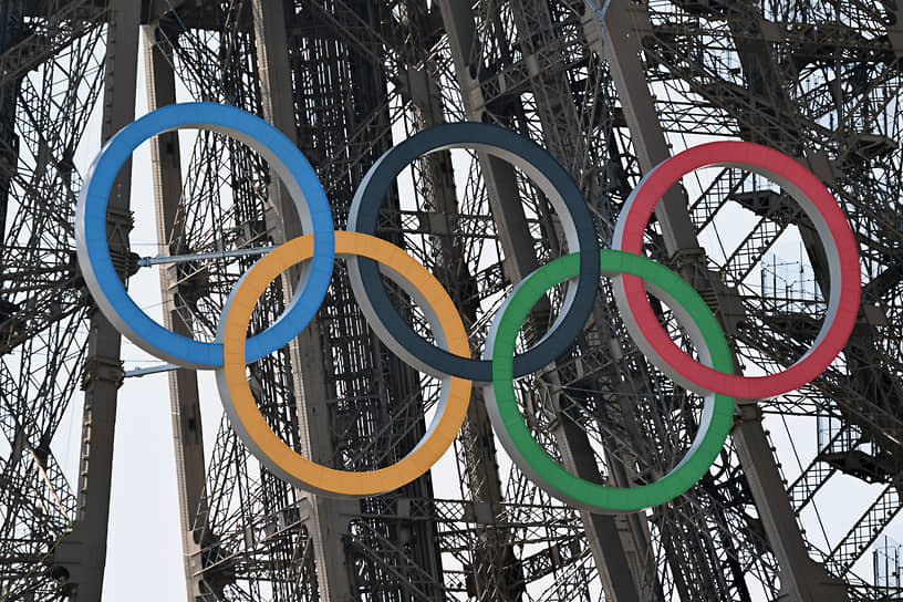 Олимпийские кольца будут освещаться каждую ночь 100 тыс. светодиодами. У подножия башни на Марсовом поле строится временный стадион, на котором в ходе Игр пройдут несколько соревнований