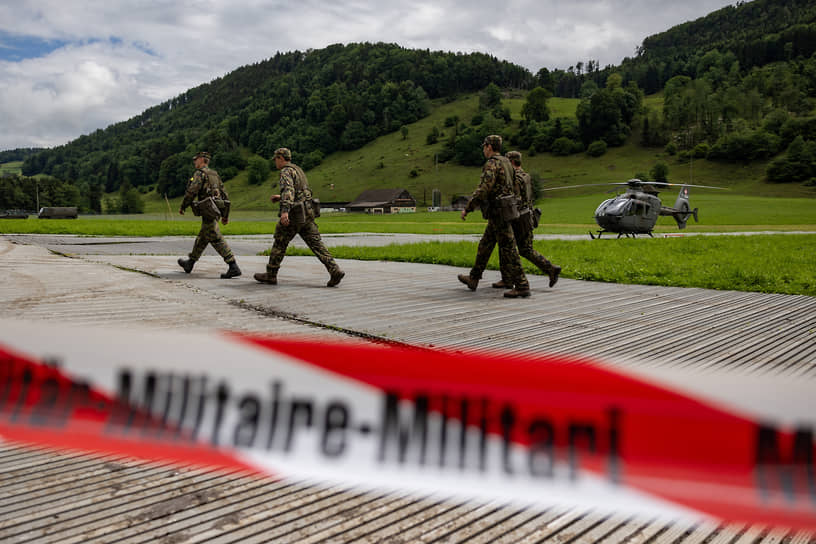 Швейцарские военные в зоне безопасности, установленной в районе Бюргенштока, где 15-16 июня пройдет международная конференция по украинскому урегулированию