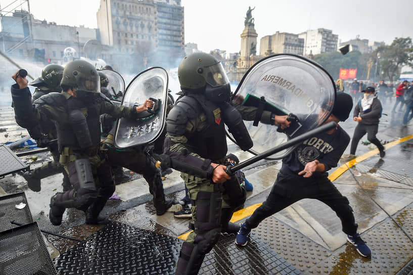 По данным местных СМИ, полиция задержала более 30 протестующих 