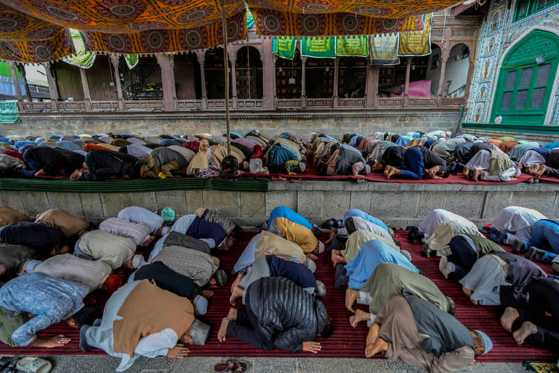 Сринагар, Индия. Кашмирские мусульманки возносят молитвы перед мечетью Шах-э-Хамдан в ознаменование годовщины смерти суфийского ученого Мир Сайеда Али Хамдани
