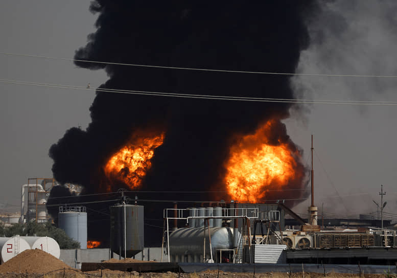 Эрбиль, Ирак. Пожар на нефтеперерабатывающем заводе в пригороде