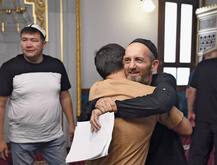 Крым. Верующие перед началом праздничного намаза в мечети Корбек джами
