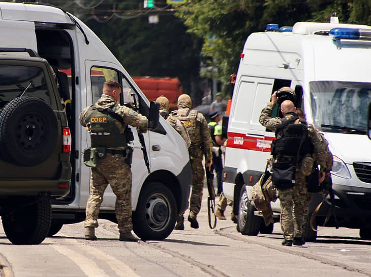 Около полудня сотрудники правоохранительных органов завершили штурм СИЗО-1 Ростова-на-Дону. Захватчики были убиты, заложники освобождены