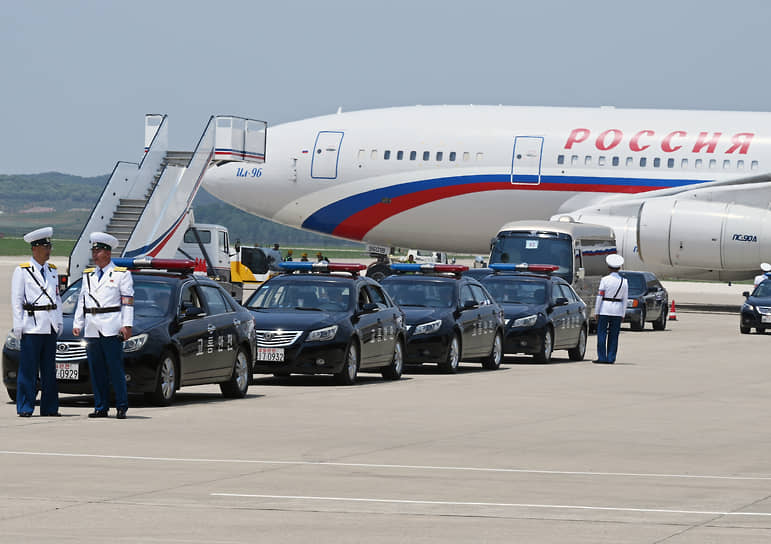 Самолет специального летного отряда «Россия» в аэропорту Пхеньяна