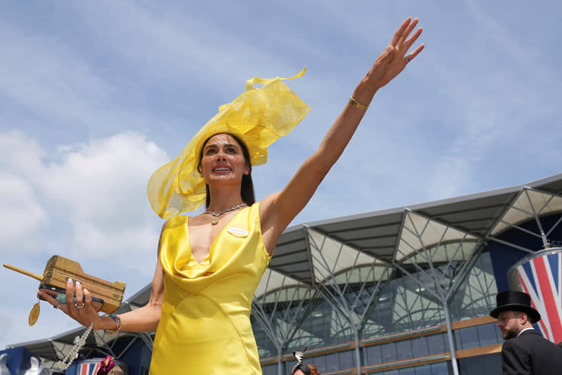 Аскот, Великобритания. Посетительница королевского конного турнира Royal Ascot