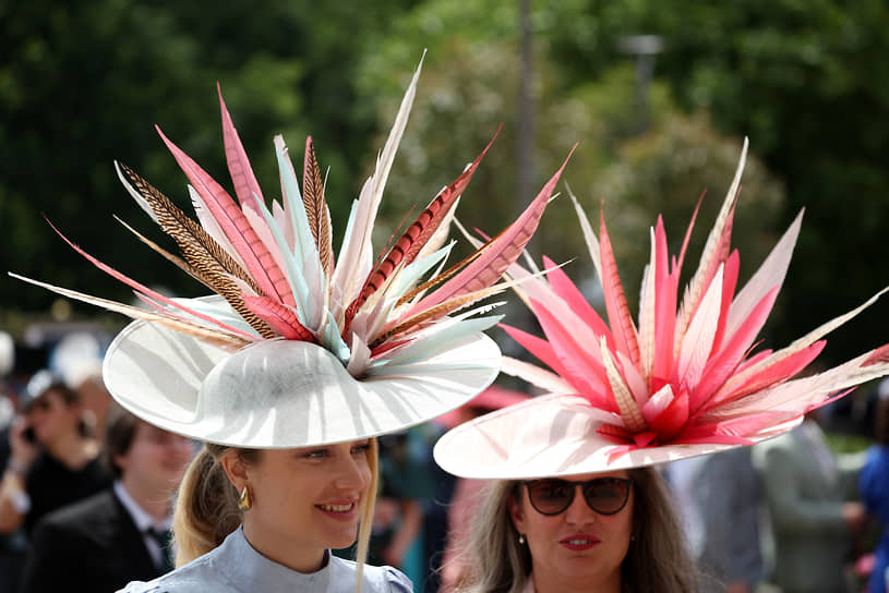 Неофициально третий день скачек называется «женским» (Ladies Day), поскольку дамы приходят посмотреть главную гонку турнира в самых изысканных нарядах. Тогда же проводится конкурс экстравагантных головных уборов