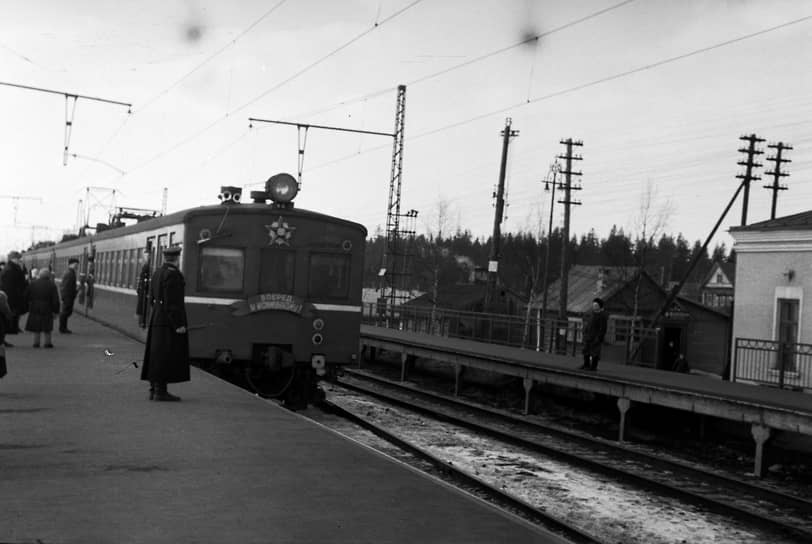 В 1950-е в Подмосковье начал возрождаться интерес к дачам. Стали нужны новые вместительные составы. В 1958-м Рижский вагоностроительный завод выпустил первый электропоезд ЭР. Вскоре он поступил в эксплуатацию на маршруте Москва — Клин &lt;br> На фото: станция Поварово, 1954 год