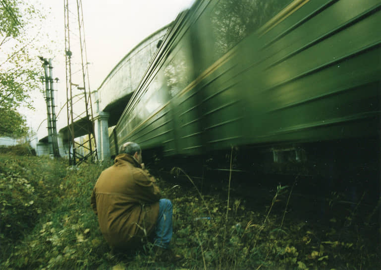 В 1990-е годы станции и здания вдоль железнодорожных путей стали притягивать граффитистов и преступников. Так, в сентябре 1990 года возле подмосковной станции «Семхоз» напали на протоиерея Александра Меня. Вскоре он скончался от полученной травмы &lt;br> На фото: криминалист работает на месте преступления, 1990-е годы