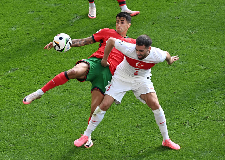 Игрок сборной Португалии Жоау Канселу (слева) и игрок сборной Турции Оркун Кокчу