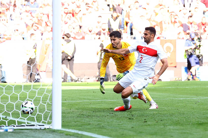 Турецкий игрок Самет Акайдын нелепо забил гол в свои ворота