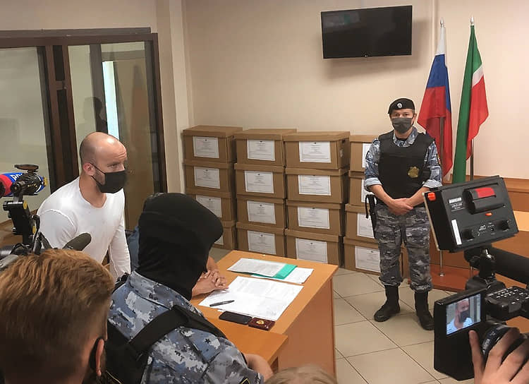 Сооснователь финансовой пирамиды Finiko Кирилл Доронин (слева) во время заседания суда. 2021 год