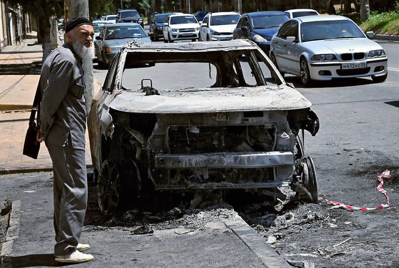 Сгоревший автомобиль на обочине проезжей части в Махачкале