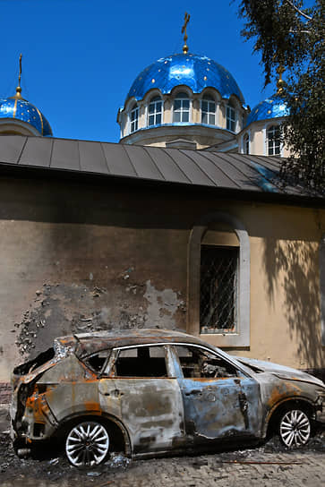 Сгоревший автомобиль у здания Свято-Успенского собора в Махачкале