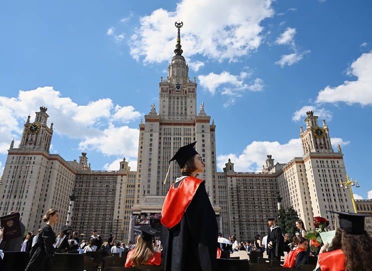 Москва. Церемония вручения дипломов с отличием выпускникам Московского государственного университета имени М.В. Ломоносова перед главным зданием вуза