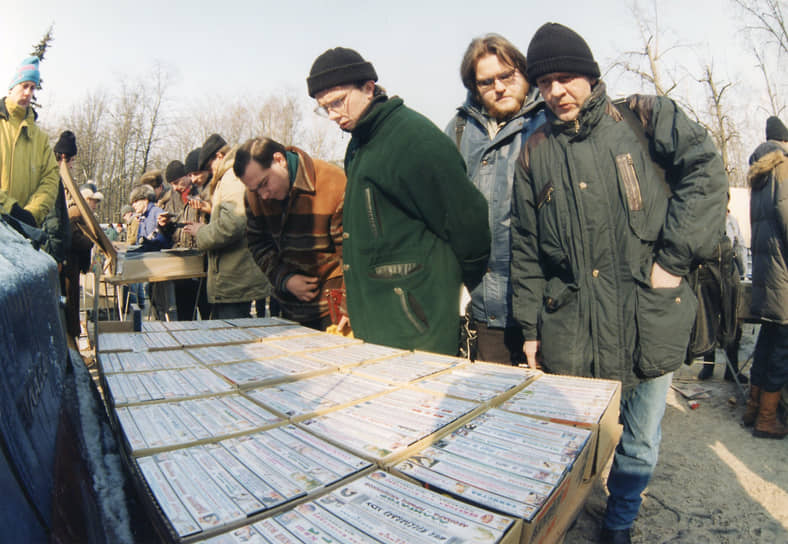 В начале 1990-х «Эммануэль» (как первый фильм, так продолжения, копии и подделки) можно было увидеть на любом лотке, продававшем видеокассеты