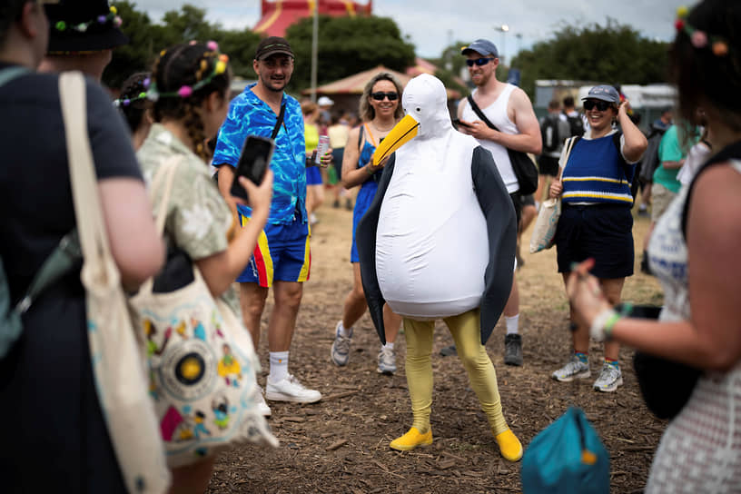 Посетитель в костюме чайки на фестивале в Гластонбери