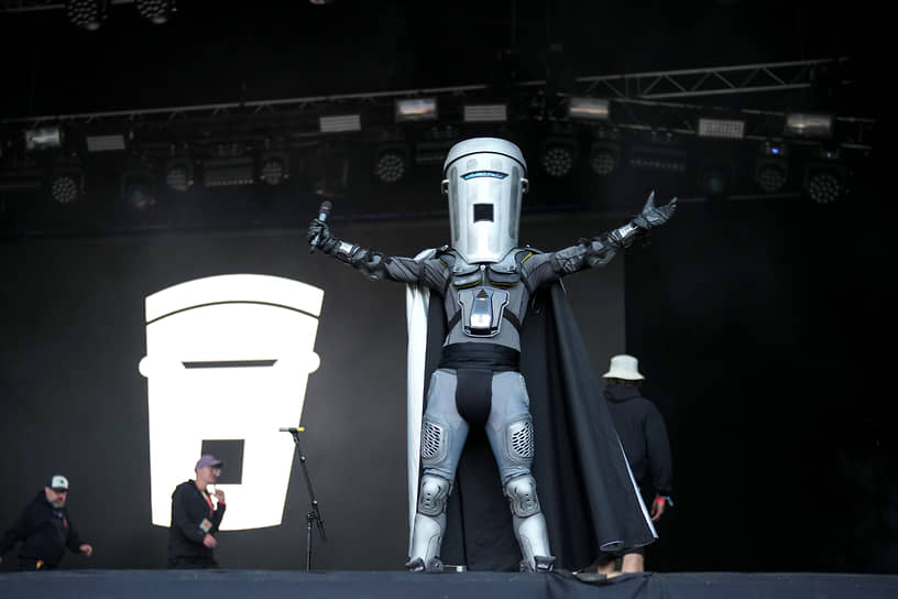 Граф Binface («Голова-мусорка»), «вечный кандидат» на выборах в Великобритании, обращается к аудитории во время фестиваля в Гластонбери