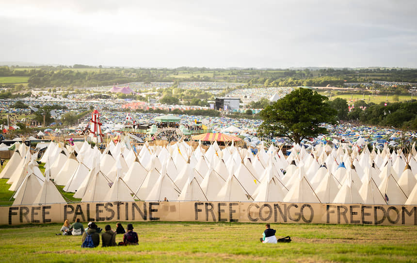 Баннеры с лозунгами «Свободу Палестине» и «Свободу Конго» перед палаточным лагерем на фестивале