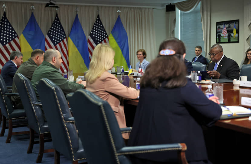 США намерены предоставить Украине новый пакет военной помощи на $2,3 млрд, сообщил министр обороны США Ллойд Остин по итогам встречи с украинским министром обороны Рустемом Умеровым 2 июля