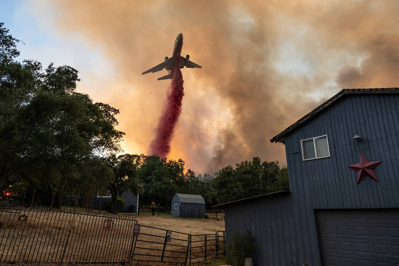 Оровилл, США. Самолет сбрасывает антипирен на горящие деревья 