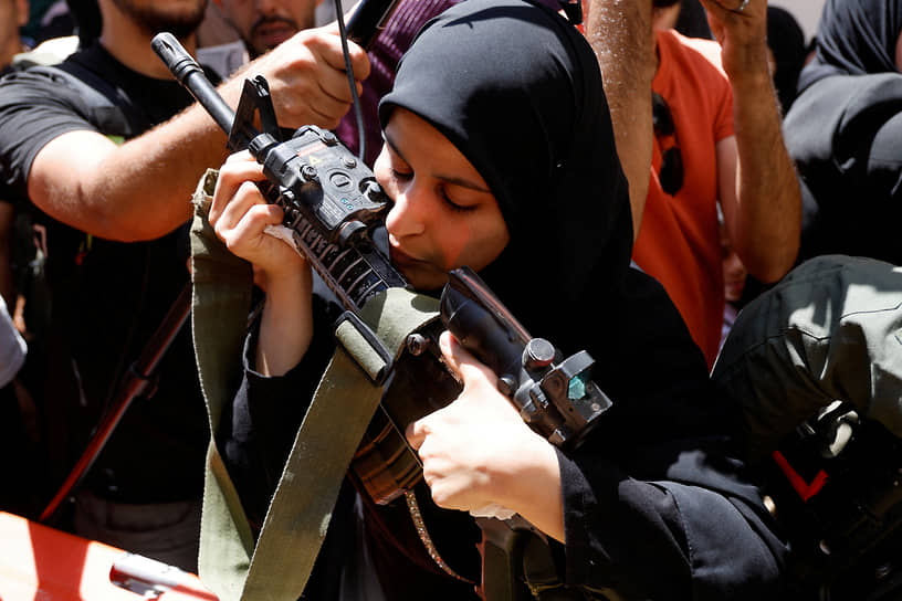 Тулькарм, Западный берег. Палестинка во время похорон целует винтовку брата, погибшего в результате израильского авиаудара