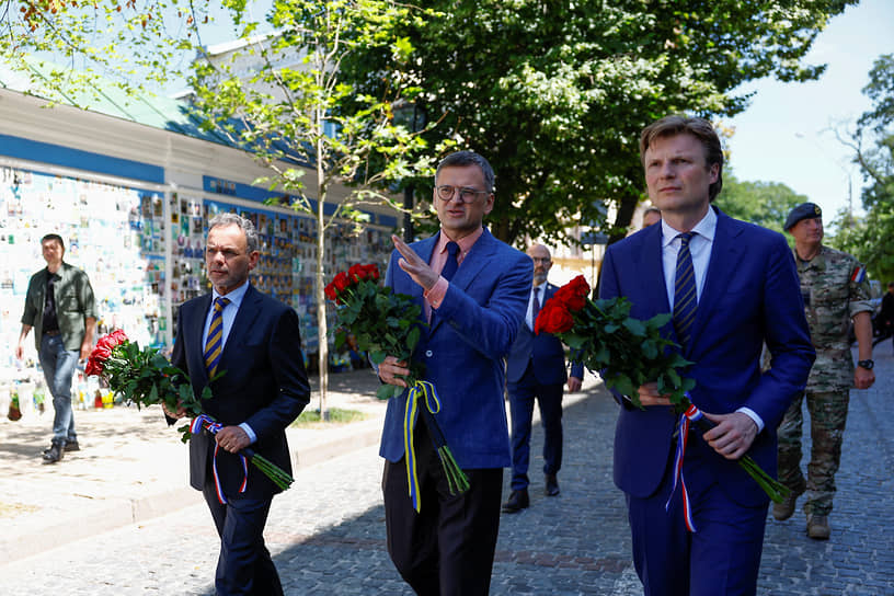 Министр обороны Нидерландов Рубен Брекелманс (справа) и глава МИД Нидерландов Каспар Велдкамп (в центре) сообщили, что 6 июля совершили первый визит на Украину в новых должностях, чтобы лично заверить Киев в продолжении поддержки со стороны Гааги