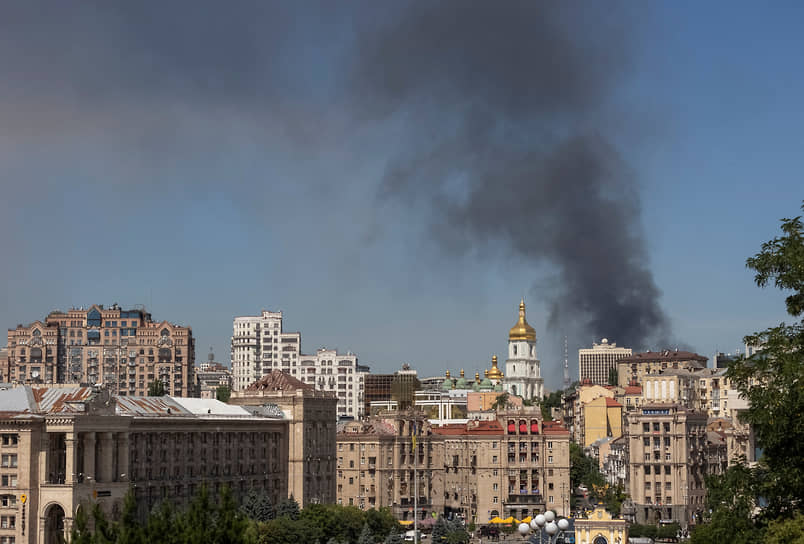 8 июля в Киеве произошла серия взрывов, заявил мэр Виталий Кличко. Сообщалось о работе систем ПВО. По данным местных властей, падение обломков зафиксировано в семи районах города. В офисе Генпрокуратуры Украины заявили о 19 погибших и более 70 пострадавших 