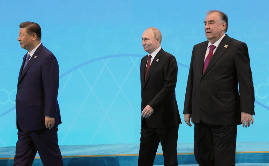 Слева направо: председатель КНР Си Цзиньпин, президент России Владимир Путин и президент Таджикистана Эмомали Рахмон на саммите