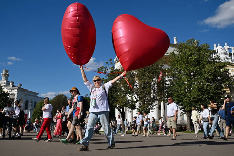 Посетители выставки «Россия» на ВДНХ