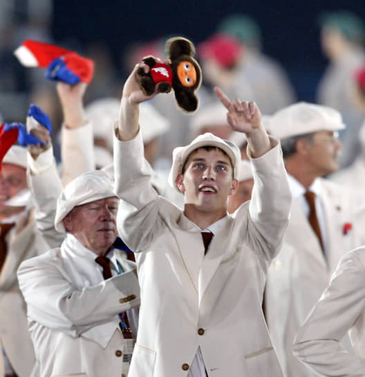 Теперь мы с Чебурашкой. Российская сборная на параде церемонии открытия — впервые с новым талисманом. Афины-2004
