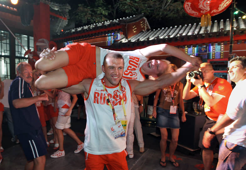 Русский вес взят. Серебряный призер в гонке на каноэ-двойке (500 м) Александр Костоглод на вечеринке в Русском доме. Пекин-2008