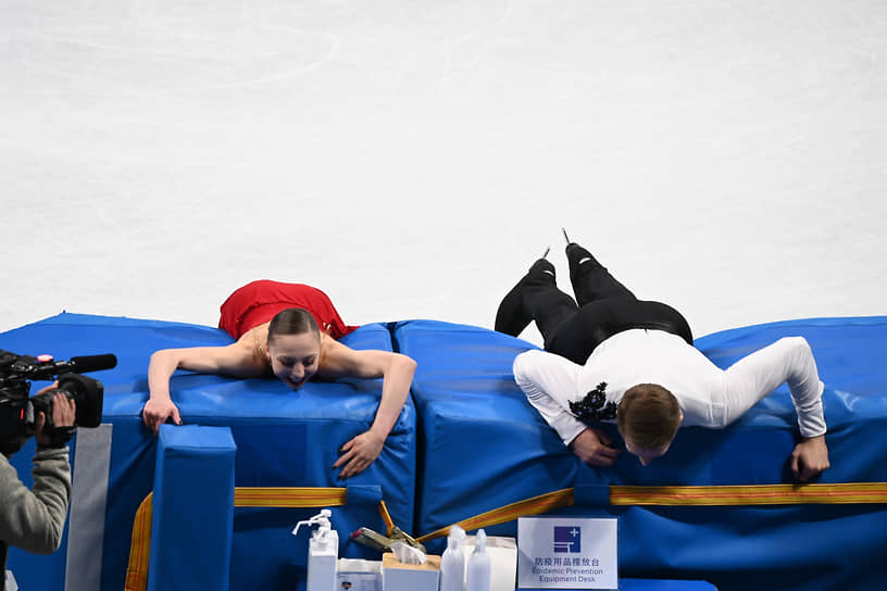 Лежачих не бьют. Спортивная пара Александра Бойкова и Дмитрий Козловский в произвольной программе. Пекин-2022