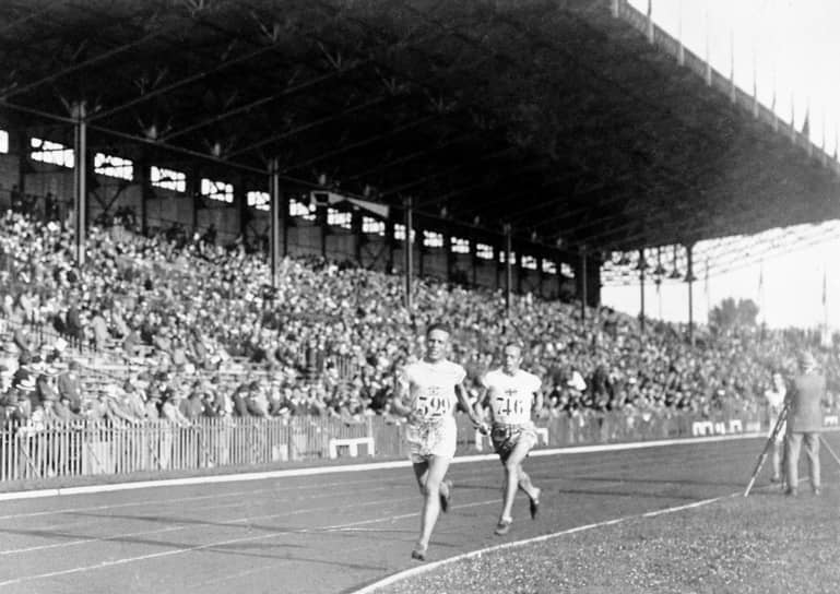 Обладатель четырех золотых и двух серебряных медалей Игр-1924 финн Вилле Ритола (слева) на дистанции 10 000 м