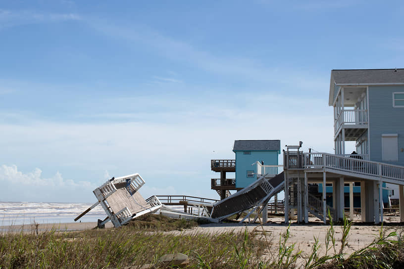Ураганы пятой категории приводят к частичному или полному разрушению зданий. Небольшие хозяйственные постройки могут сноситься ветром полностью. Особенно опасна зона в 5-8 км от побережья