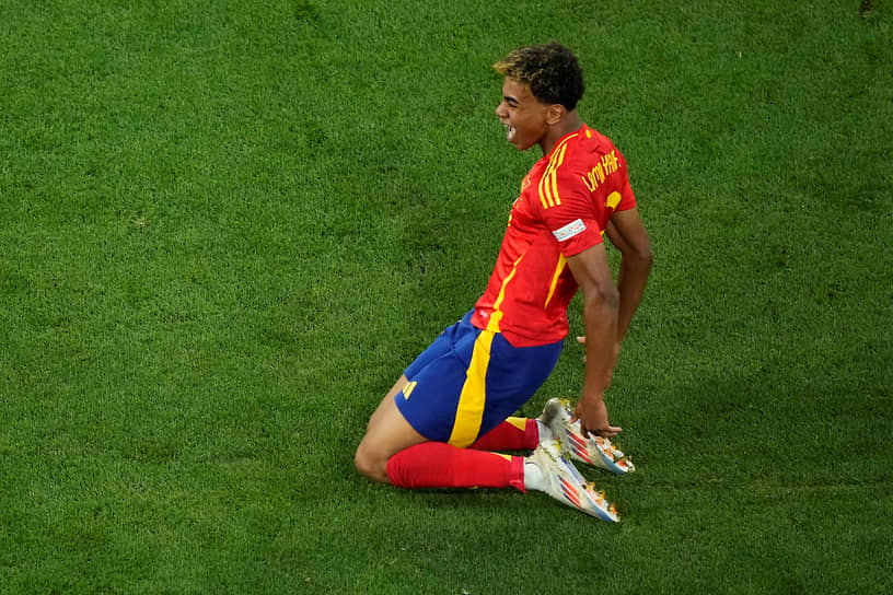 Испанский нападающий Ламин Ямаль празднует свой первый гол на Евро