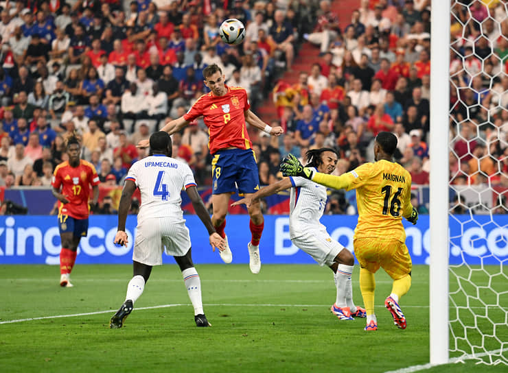 Испанский полузащитник Фабиан Руис бьет по воротам