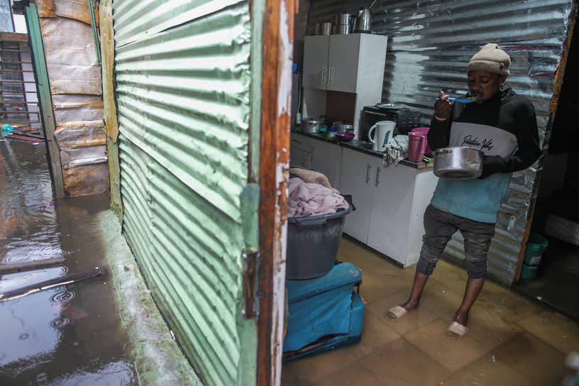 Кейптаун. Местный житель в затопленном доме
