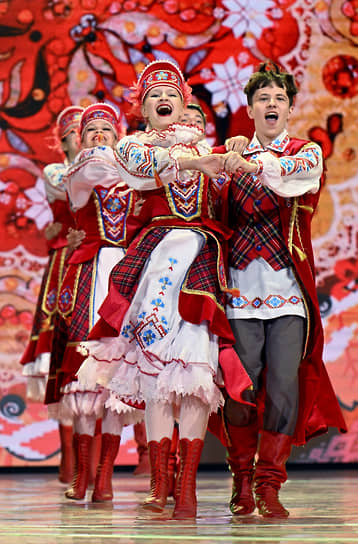 Участники сбора хореографических коллективов «Вiтае Вiцебшчына» в национальных костюмах


