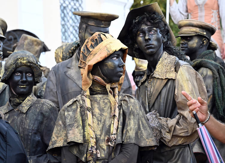 Шествие живых статуй на фестивале уличного искусства «На семи ветрах»