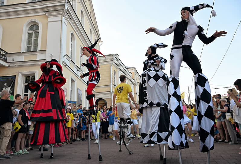 Артисты на фестивале уличного искусства «На семи ветрах» в рамках «Славянского базара» 