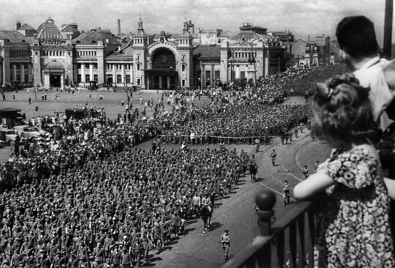 Летом 1944 года Красная армия провела операцию «Багратион», нанеся вермахту крупнейшее военное поражение за всю историю Германии. В ходе первого этапа, с 23 июня по 4 июля, РККА освободила территорию Белоруссии, окружила и разгромила несколько немецких армий, захватив в плен десятки тысяч солдат и офицеров. Чтобы развеять сомнения союзников и поднять боевой дух граждан, руководство СССР решило продемонстрировать успех наглядно — провести по центру Москвы колонны плененных немцев