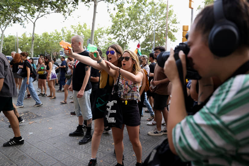 Министр промышленности и туризма Испании Жорди Хереу осудил стрельбу по туристам из водяных пистолетов, но посчитал, что международные СМИ раздули инцидент