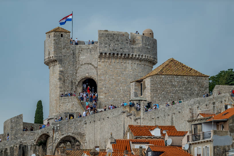 В доковидную эпоху в Дубровнике устанавливался лимит на число туристов, которым разрешалось пройти по стенам
