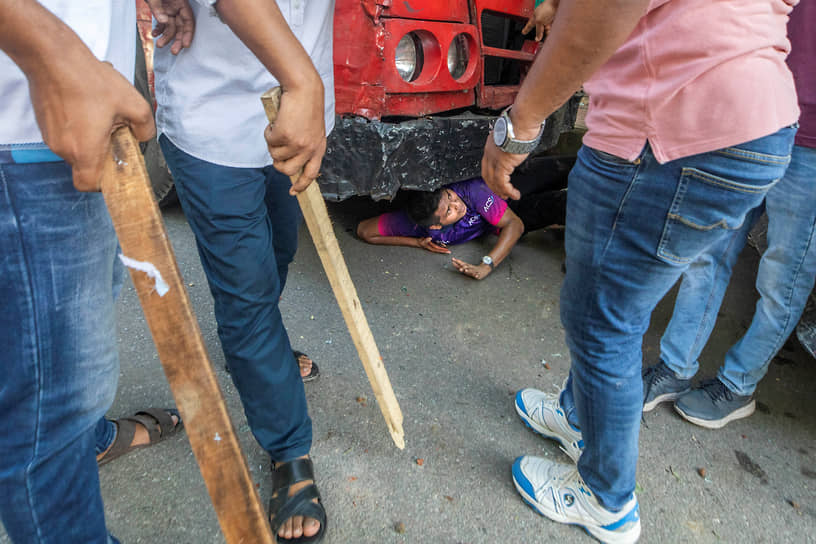 18 июля полиция, чтобы обеспечить общественный порядок в Дакке, применила слезоточивый газ и резиновые пули для разгона протестующих