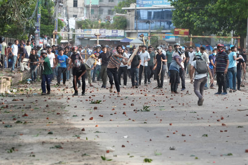 Протестные акции в Бангладеш начались в июне. Тогда несколько сотен  студентов вузов в разных городах страны выступили против возвращения системы квот, которая резервирует до 30% государственных должностей для членов семей ветеранов, сражавшихся в войне за независимость Бангладеш в 1971 году 