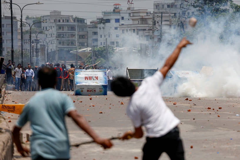 Протесты усилились 15 июля после того, как в кампусе университета Дакки демонстранты столкнулись с полицией и проправительственными студенческими активистами 
