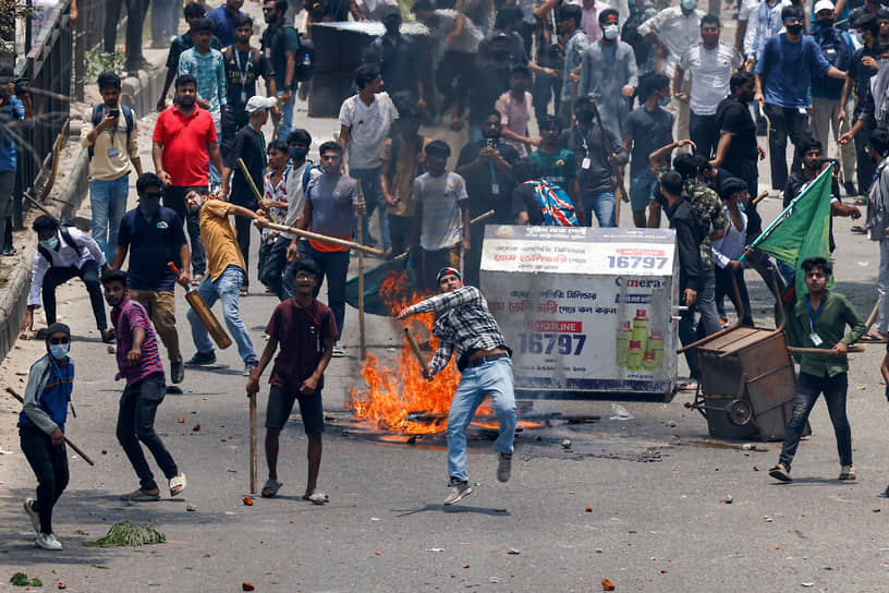 16 июля в столице Бангладеш были убиты шесть человек, после чего правительство потребовало закрыть университеты по всей стране, а полиция провела рейд в штаб-квартире главной оппозиционной партии